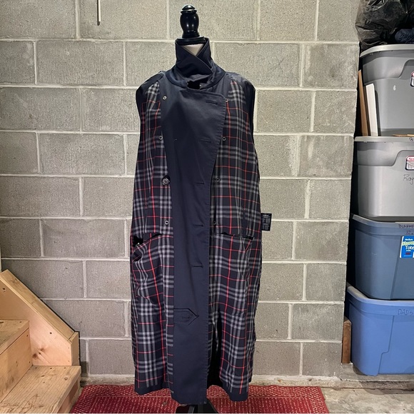 Burberry trench coat. - Picture 9 of 14